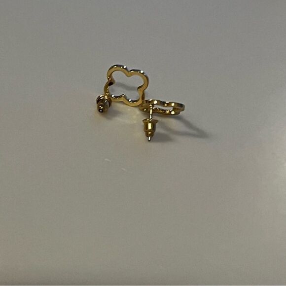 Flower Shaped Geometric Hollow Out Stud Earrings - Picture 8 of 13